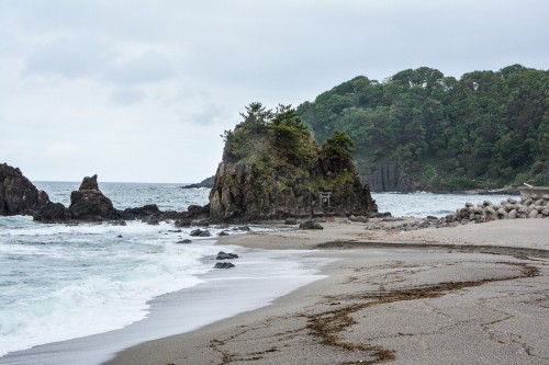 La plage de Goishi donnant sur la mer du Japon à Gatsugi dans la préfecture de Niigata 