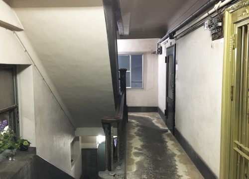 L'interieur de l'immeuble okuno à Ginza avec les escaliers, menant à la galerie d'art.