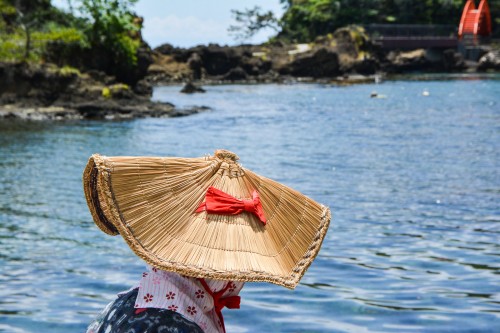 Balade en tarai-bune, bateau de pêche en forme ovale dans le port d'Ogi sur l'île de Sado, Niigata