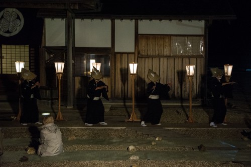 Le festival Yoi No Mai avec la danse traditionnelle Aikawa Ondo dans la rue principale d'Aikawa sur l'île de Sado au Japon
