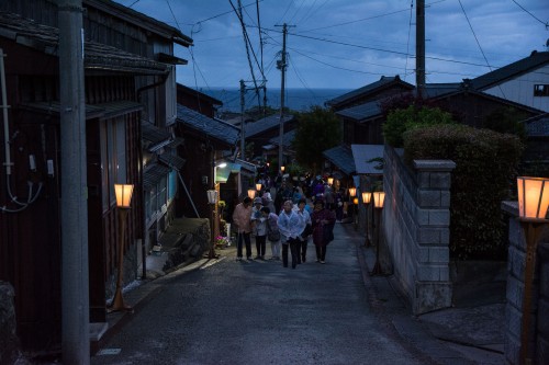 Le festival Yoi No Mai avec la danse traditionnelle Aikawa Ondo dans la rue principale d'Aikawa sur l'île de Sado au Japon