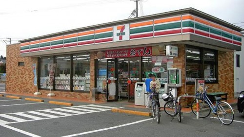Seven eleven qui participe au service de livraison de bagages partout au Japon