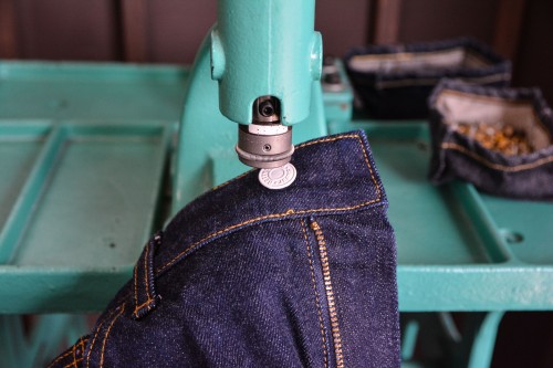 fabriquer son propre jeans unique betty smith à Kojima, berceau du denim japonais