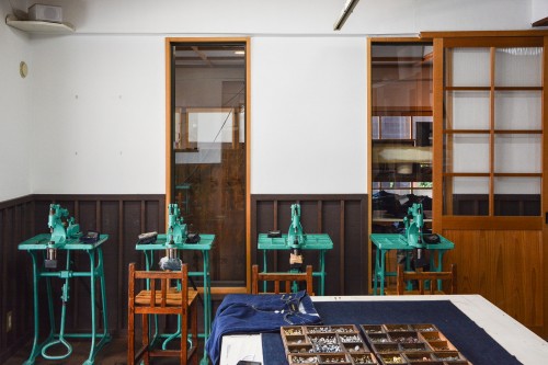 fabriquer son propre jeans unique betty smith à Kojima, berceau du denim japonais