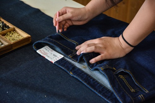 fabriquer son propre jeans unique betty smith à Kojima, berceau du denim japonais