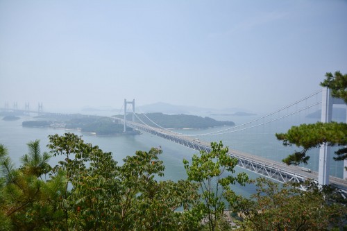 Le pont de Seto depuis le point de vue Washuzan dans le parc national Setonaikai, Okayama, Japon