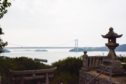 Le sanctuaire Shimotsui Gion à shimotsui en mer intérieure de Seto, Kurashiki, Okayama