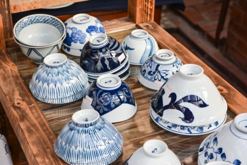 Le village de potiers d'Okawachiyama tout près d'Imari dans la préfécture de Saga avec la porcelaine de la région 
