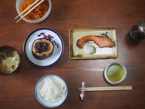 La ferme à Kofuji, sur l'ile de Kysuhu dans la préfecture d'Oita au Japon avec le petit déjeuner