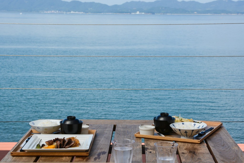 Vue sur la mer le temps du déjeuner au Umi no restaurant sur l'île de Teshima au Japon