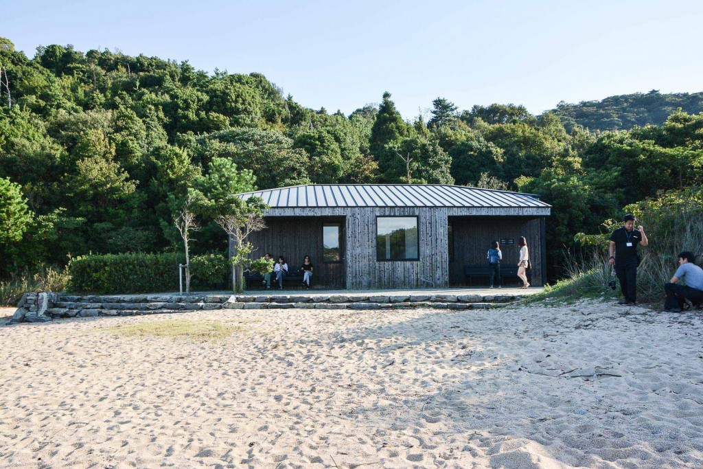 le cabanon dans lequel se trouvent Les archives du coeur, une oeuvre de Boltanski sur l'île de Teshima au Japon