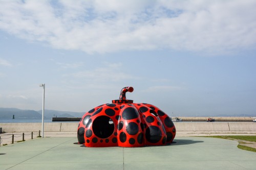 Naoshima au Japon, l'île artistitique avec le red pumpkin de Yayoi Kusuma
