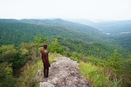 Œuvre d'Antony Gormley : homme qui regarde le panorama,