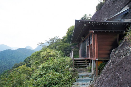 Le bâtiment Itsutsuji Fudo à flanc de montagne, dans la région Rokugo Manzan située dans la péninsule de Kunisaki, Oita, Kyushu