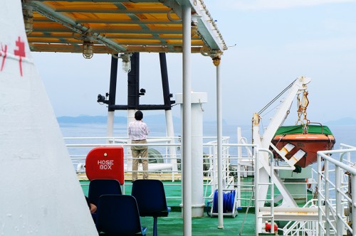 Un homme regarde la mer depuis le pont du ferry pour se rendre dans la péninsule de Kunisaki
