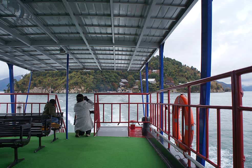 Bateau se rendant à l'île japonaise de Chikubu