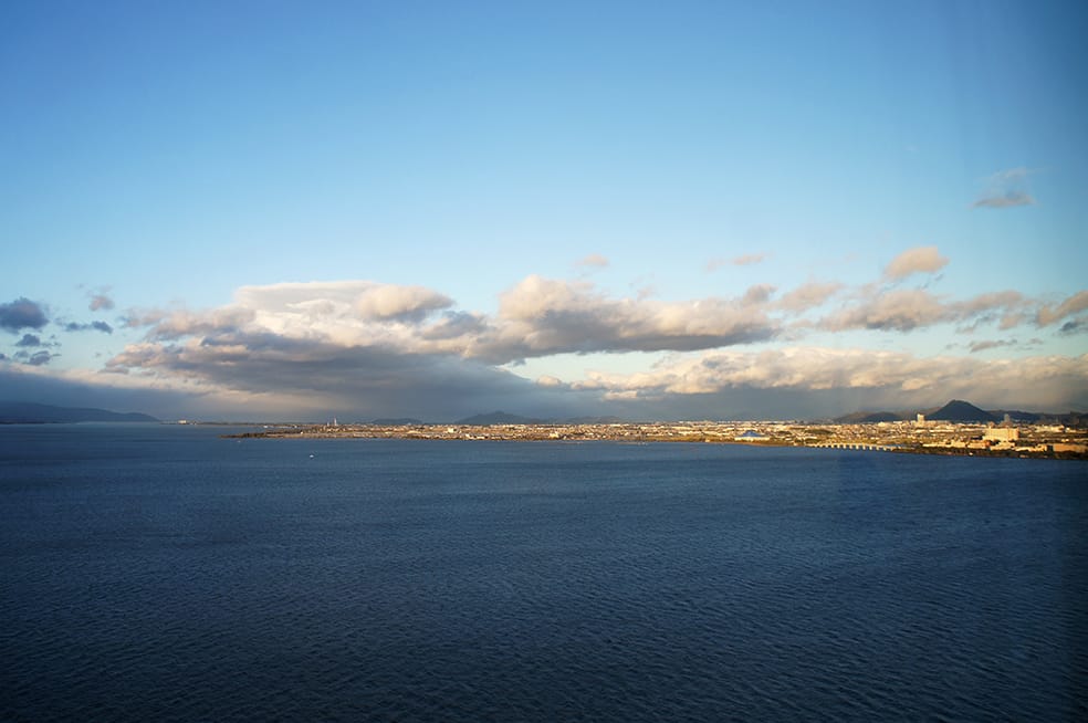 Vue sur le lac Biwa depuis une chambre d'hôtel