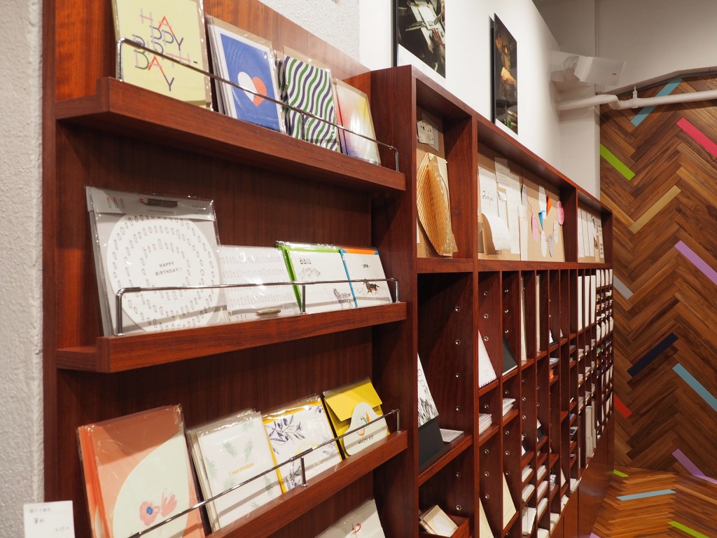 cartes japonaises dans une papeterie à Tokyo