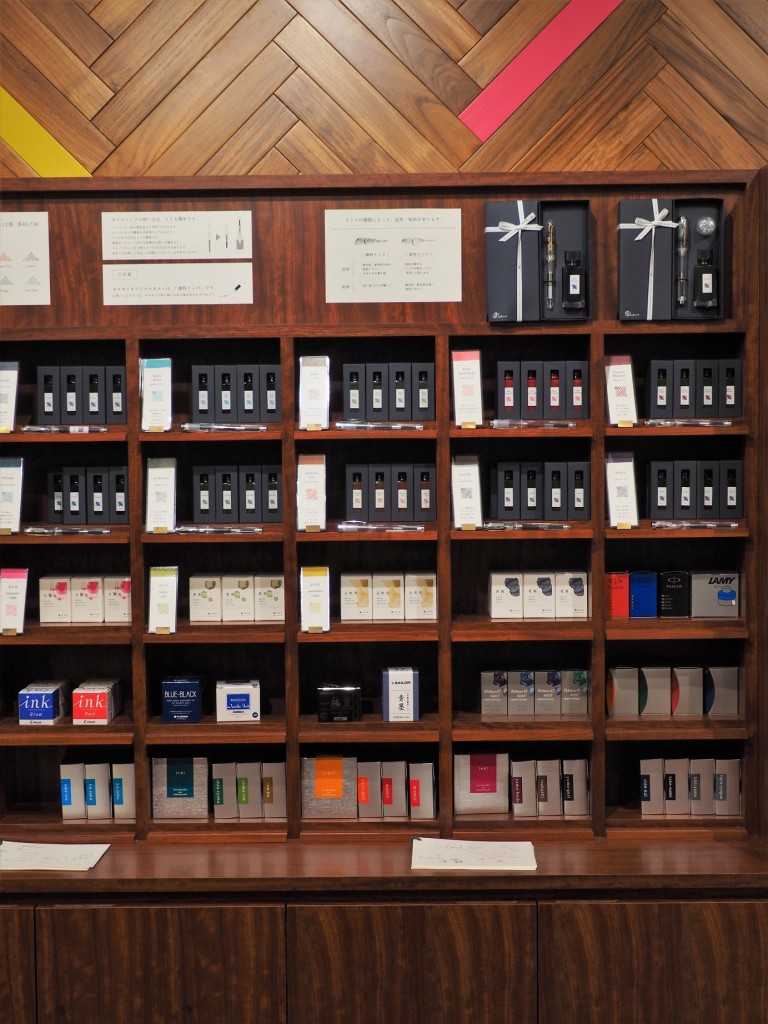 les nombreuses encres japonaises de cette papeterie de Tokyo
