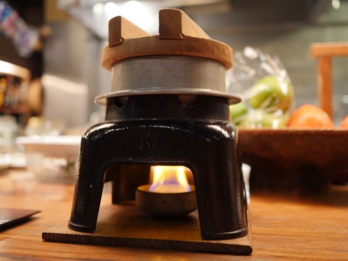 guesthouse Uchikobare, Ehime, Uchiko, maison traditionnelle, Japon, Kamameshi entrain de mijoter