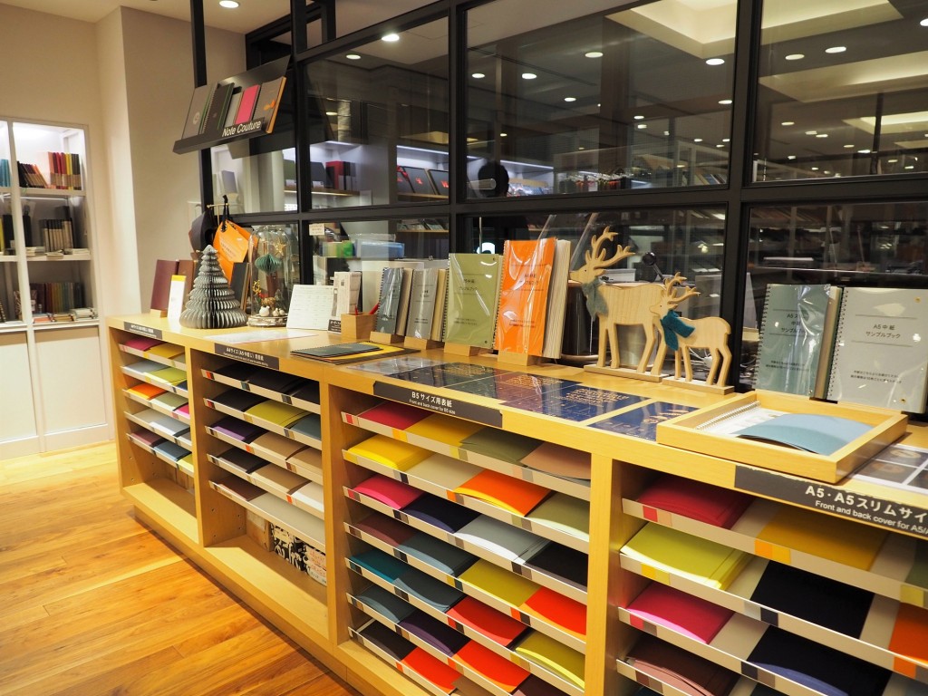 créez vos propres carnets à Itoya, une papeterie japonaise à Ginza