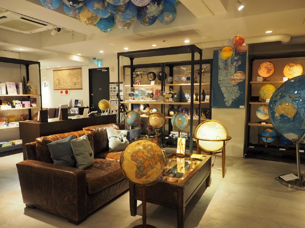 un étage dédié aux planisphères dans la papeterie Itoya à Tokyo