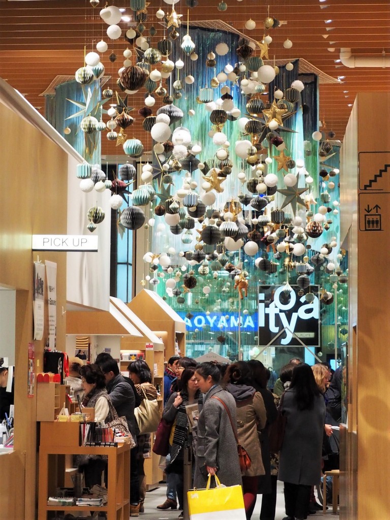 guirlandes de noël dans un magasin à Tokyo