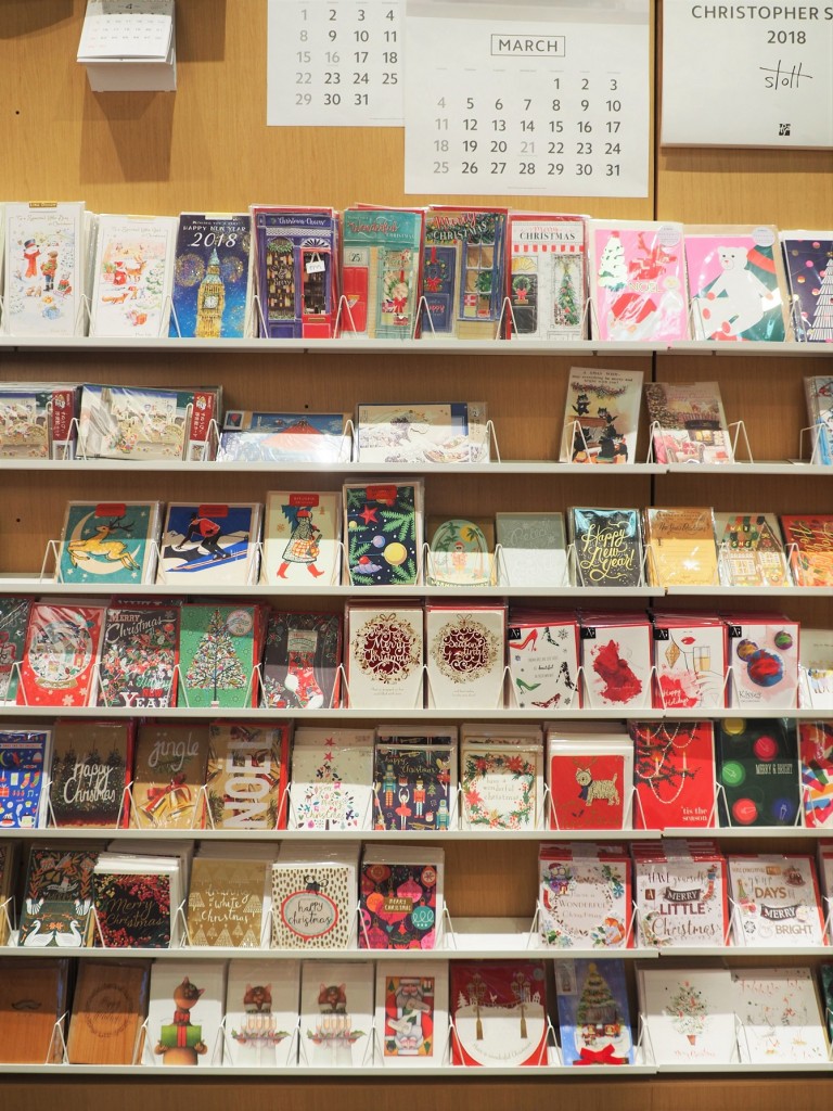 un incroyable choix de cartes à Itoya dans le quartier de Ginza