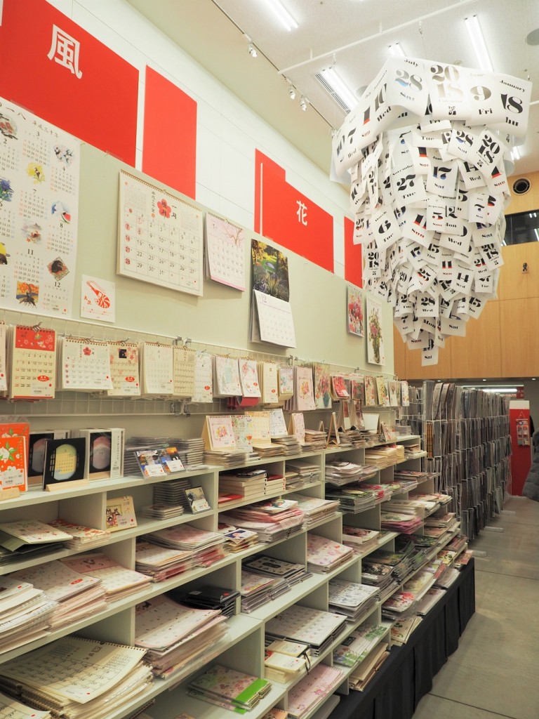 les immenses étagères de la paeterie Itoya à Tokyo