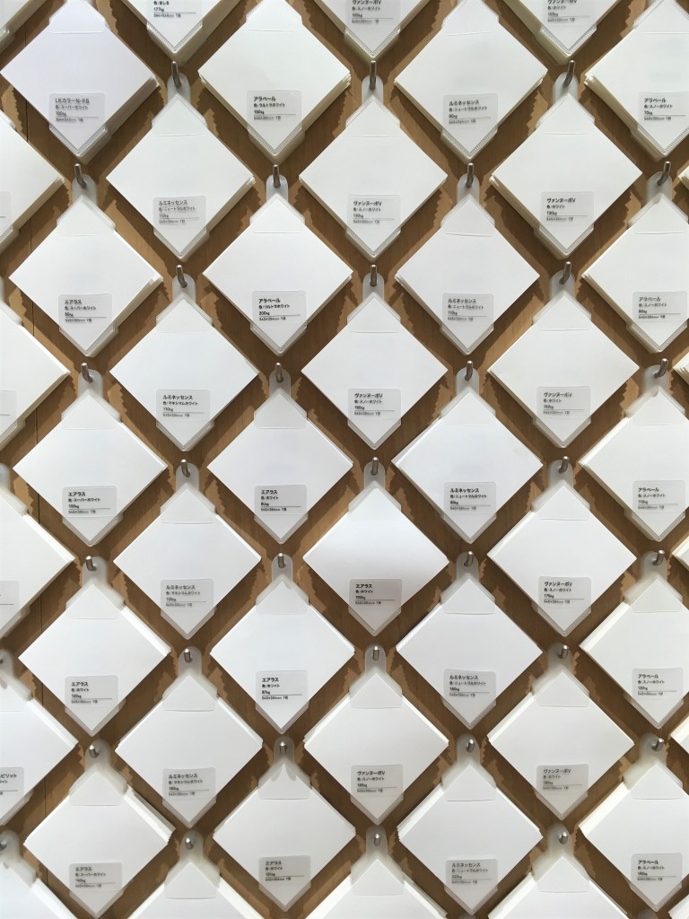 même le papier blanc est décliné dans de nombreuses variations dans une papeterie japonaise
