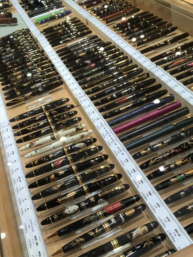un étage entier dédié aux stylos dans cette papeterie au Japon