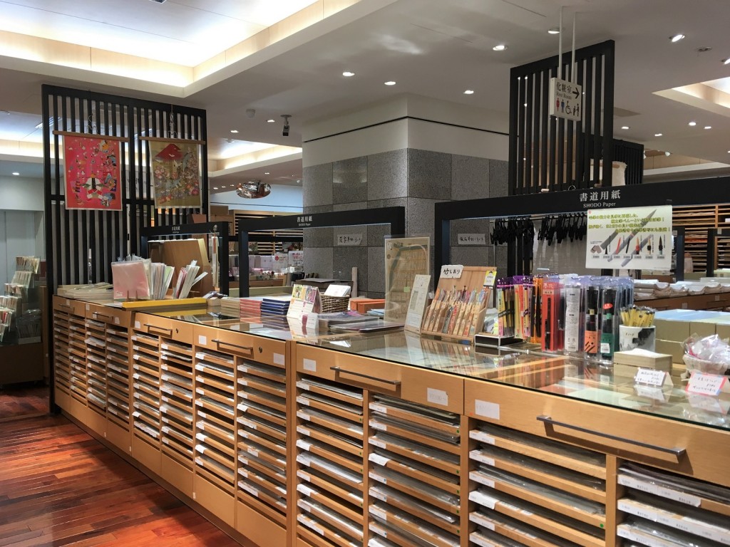 l'intérieur de la papeterie ozu washi