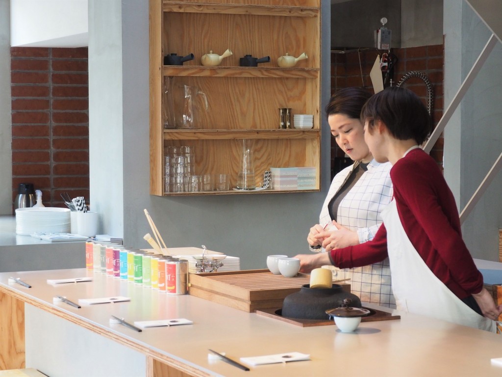 dégustation de thé dans une papeterie au Japon