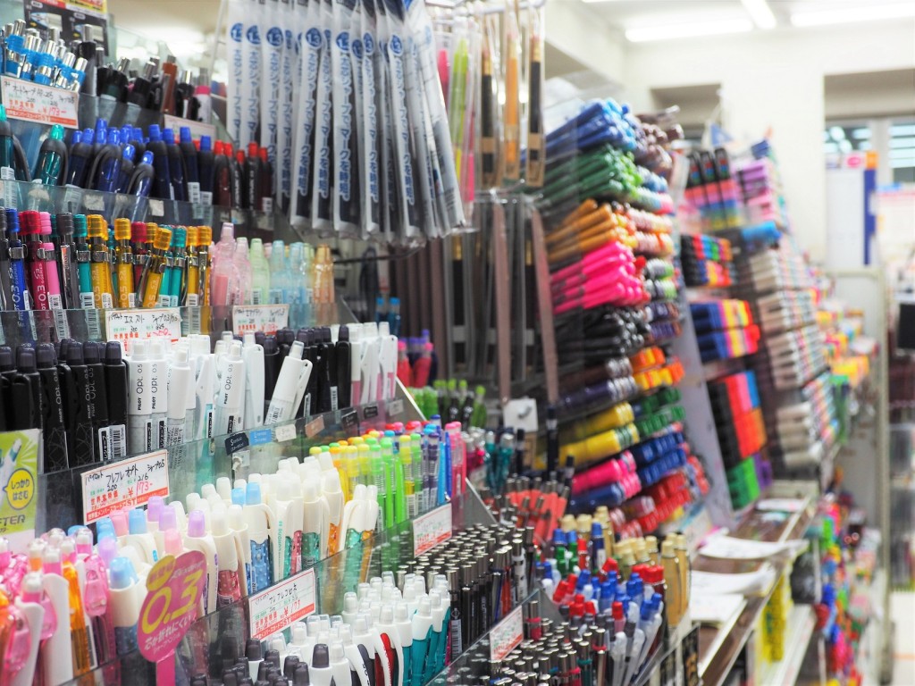 collection de stylos dans une papeterie au Japon