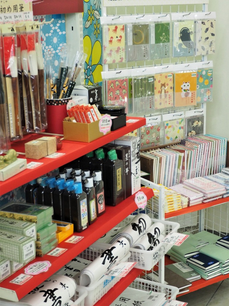 encre crayons et pastels dans uen boutique d'art à Tokyo