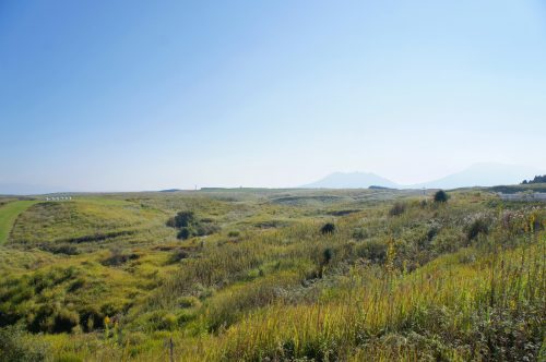Randonner à cheval dans l'immense caldeira du mont Aso, Kumamoto, Kyushu, Japon.