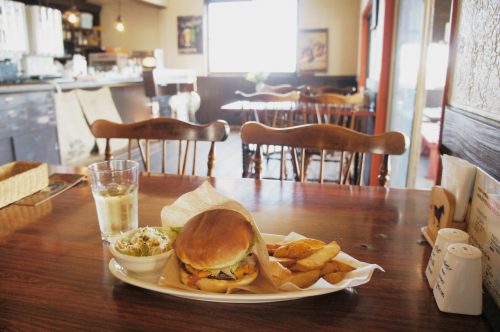 Un burger en profitant du paysage, mont Aso, Kumamoto, Kyushu, Japon.