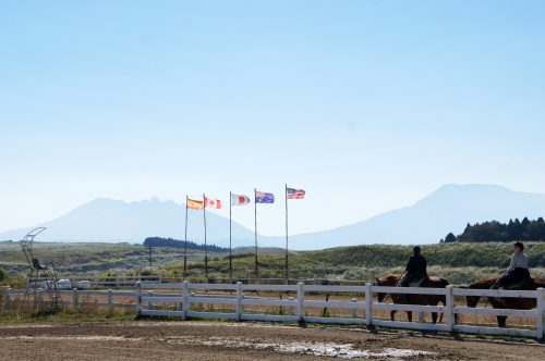 Randonner à cheval dans l'immense caldeira du mont Aso, Kumamoto, Kyushu, Japon.