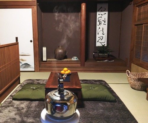 La bouilloire fumante sur le poêle !