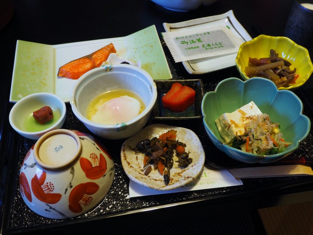 petit déjeuner traditionnel japonais dans un ryokan