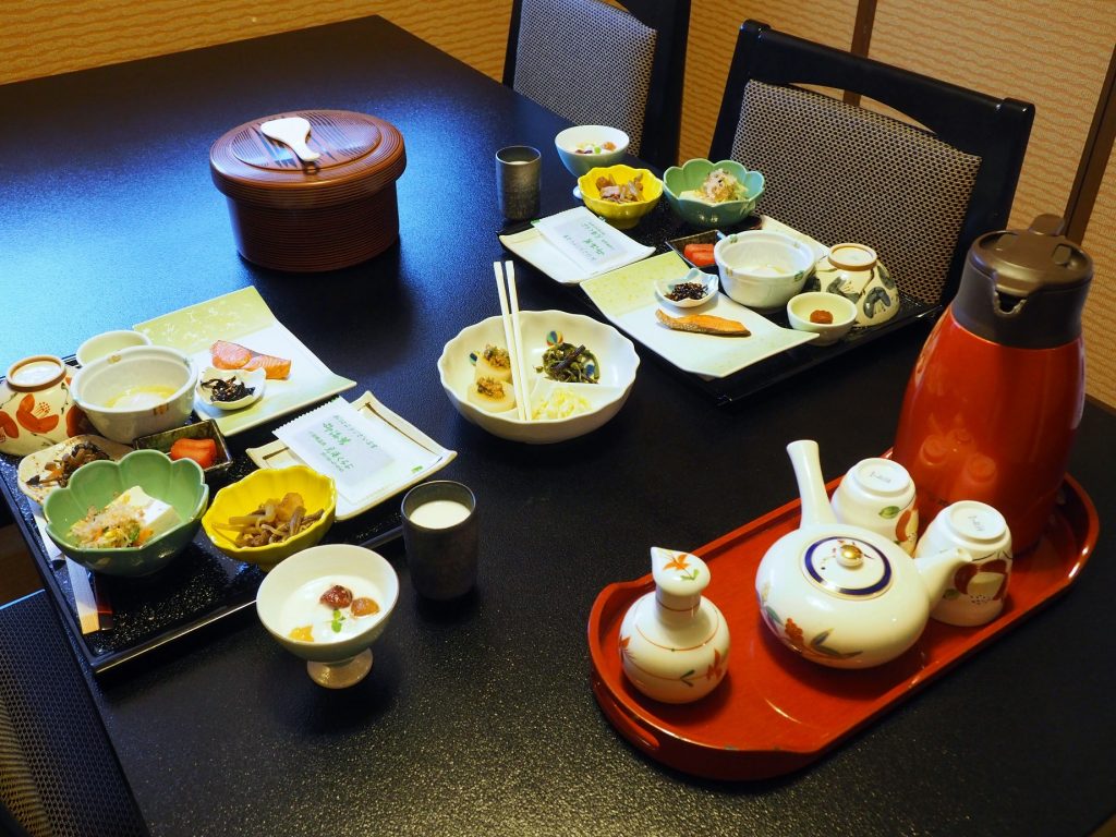 un petit déjeuner traditionnel japonais