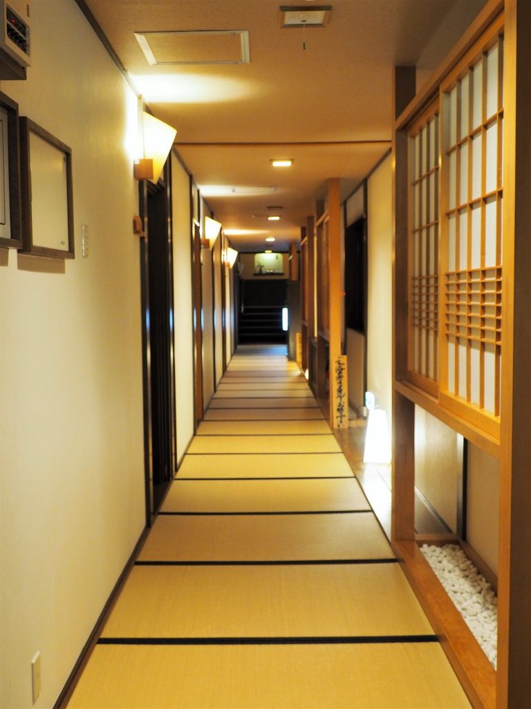 intérieur d'un ryokan à oyasukyo onsen