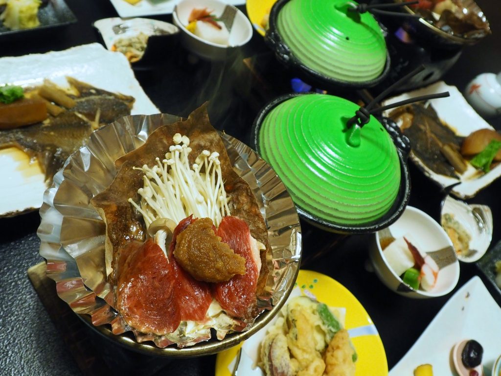 cuisine locale pour le dîner d'un ryokan à oyasukyo onsen