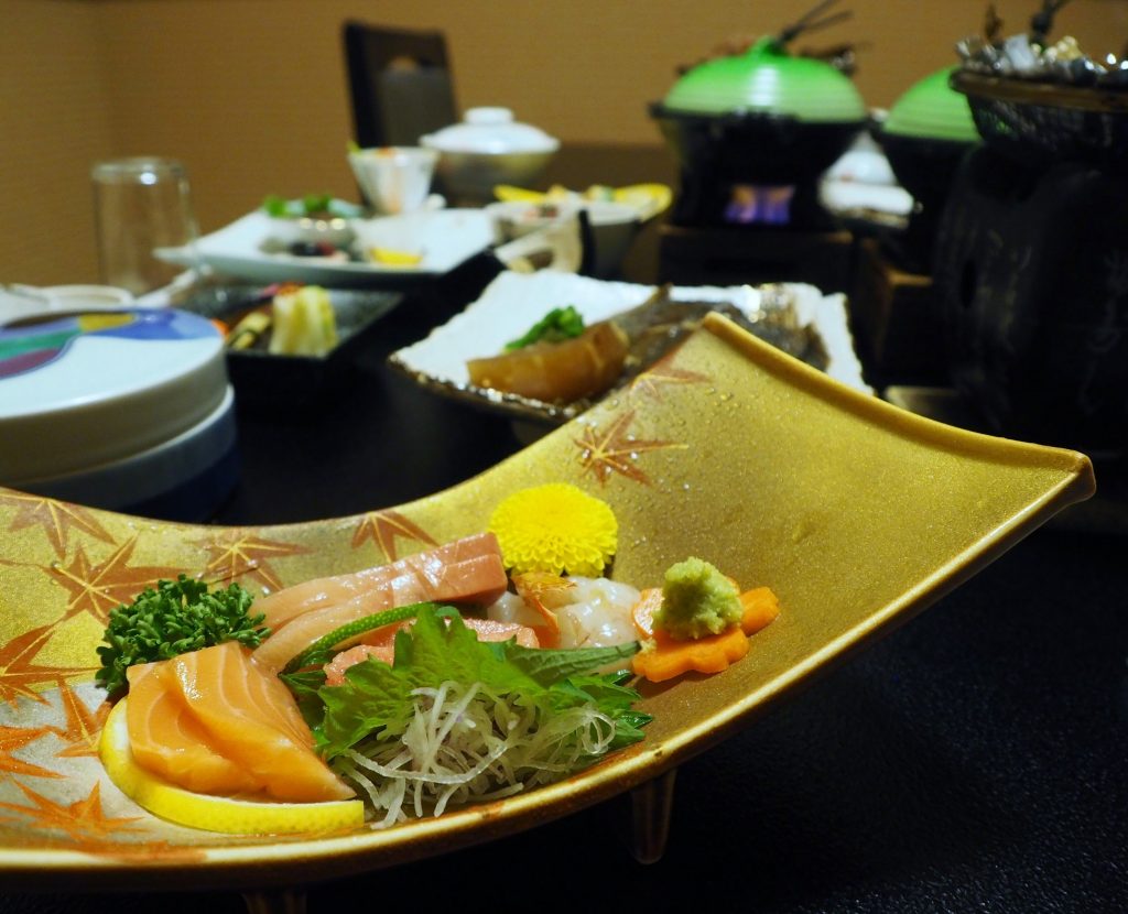 sashimis d'un dîner kaiseki à oyasukyo onsen