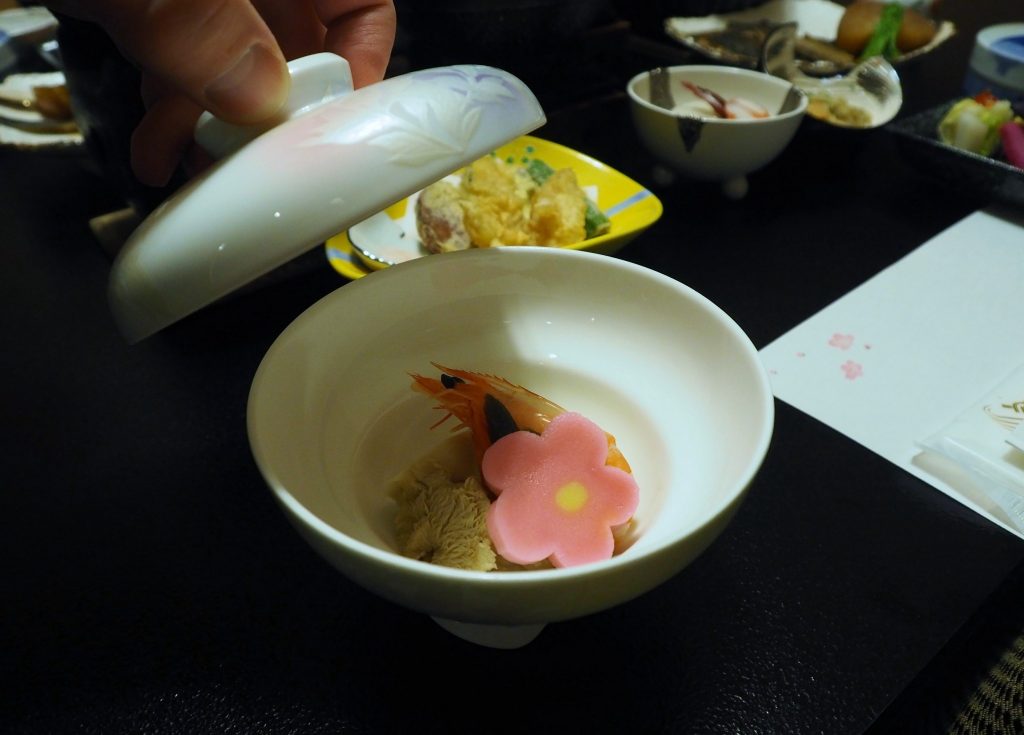 un repas kaiseki se compose de nombreux plats