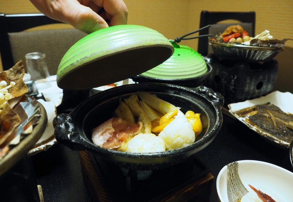 cuisine kaiseki pour le dîner dans un ryokan à oyasukyo onsen