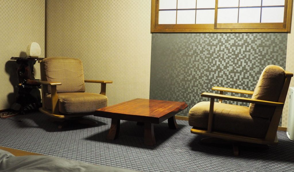 petit coin lecture dans un ryokan à oyasukyo onsen