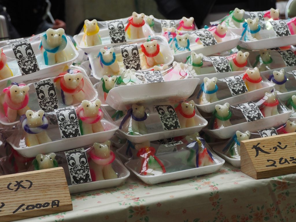 Petits chiens en pâte de riz vendus à Yuzawa pendant l'Inukko Matsuri