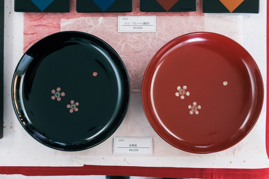 des plats en laque japonaise kibori tsuishu