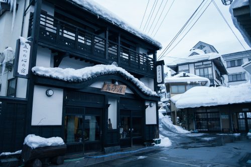 Séjour en <em>ryokan</em> à Yonezawa dans un village de <em>onsen</em>